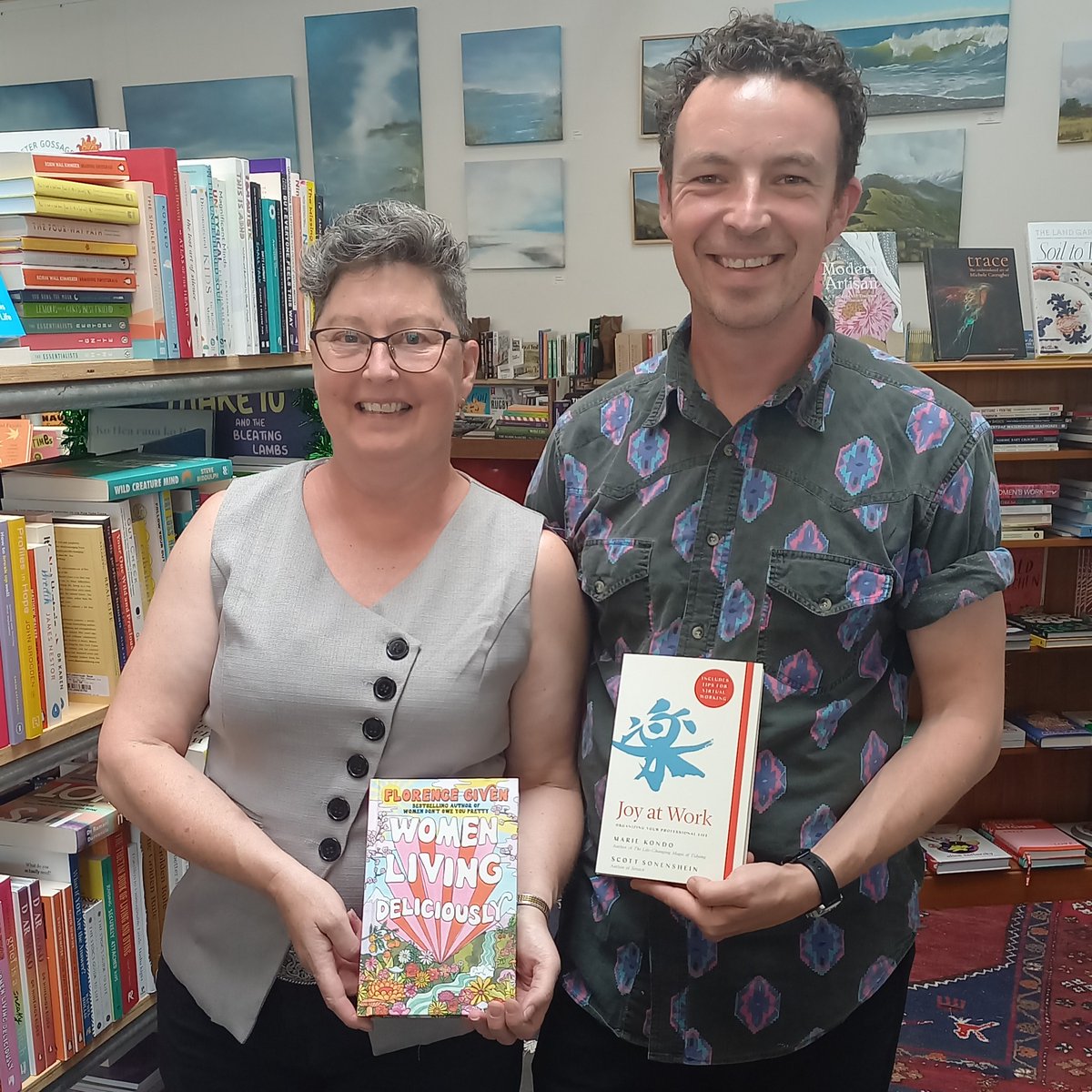 BooktownNZ's tweet photo. Discover The Martinborough Bookshop: a century-old building housing a literary haven. Owner Brenda curates a delightful collection in this bright, welcoming space. Visit 7 days a week at 6 Kitchener St for unhurried browsing and expert recommendations. #FeatherstonBooktown https://t.co/WT3EskJ5E1