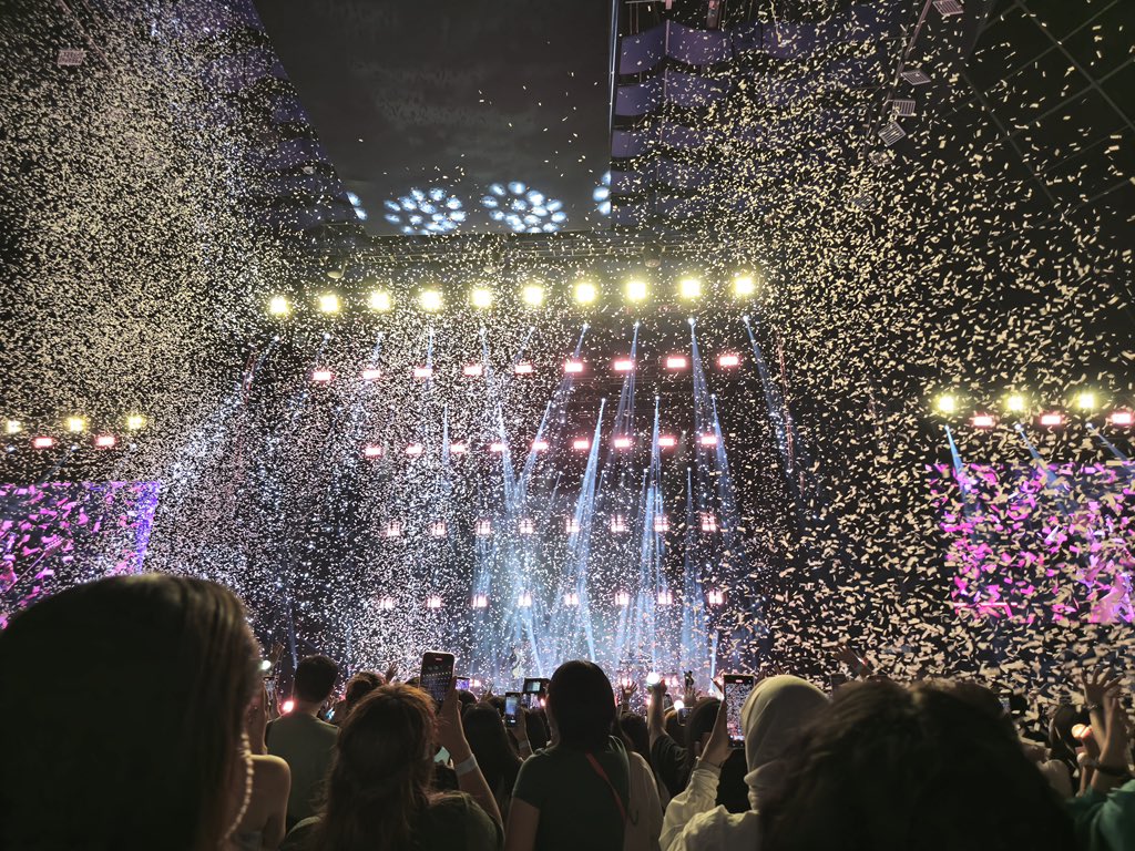 aisvt's tweet photo. 📍forever young tour, day6 in mnl @ Smart Aranera Coliseum

vip b standing (center), back at FOH

photos zoomed in using s24ultra, stage was elevated (helped that mydays didnt put up phone high so got nice view) https://t.co/xaGH0MIdFp