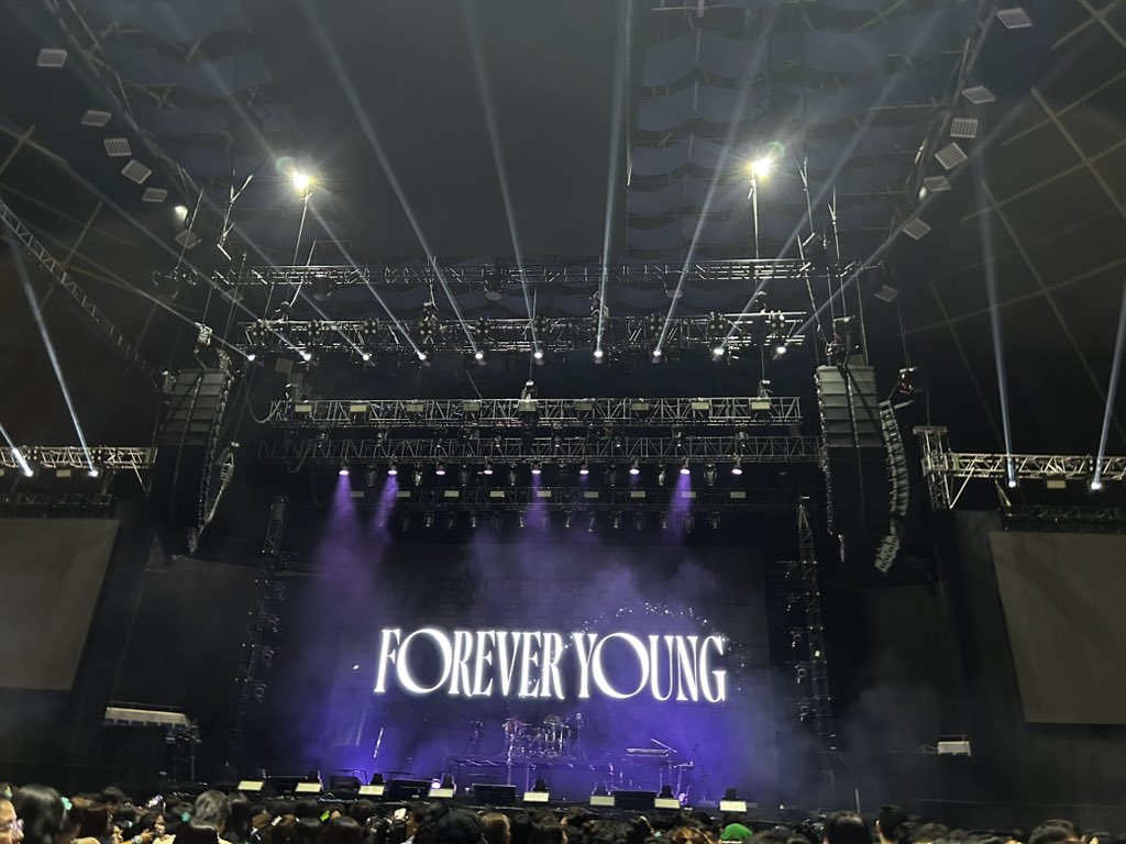 aisvt's tweet photo. 📍forever young tour, day6 in mnl @ Smart Aranera Coliseum

vip b standing (center), back at FOH

photos zoomed in using s24ultra, stage was elevated (helped that mydays didnt put up phone high so got nice view) https://t.co/xaGH0MIdFp