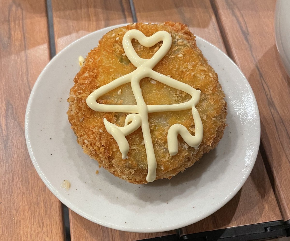 愛妻弁当🥰
パワーアップしている！いつも有難う🫶
昨日は一緒にご飯作った💕
モツ煮風スープ&amp;レンコンのエビ挟みフライ✌️

さっき寝ぼけ奥さん手包丁で頭ギコギコやられた🔪
🙎‍♂️「何してるの〜？」と聞くと
🙍‍♀️「頭の一部を切り取って置いておこうかと思って😪💕」

うん…今日も安定のサイコパス🥰💞