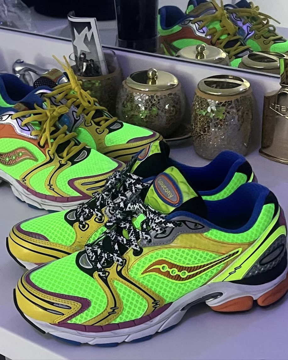 JustFreshKicks's tweet photo. The glow on the @WESTSIDEGUNN x Saucony collab is crazy 🔋😱 https://t.co/23voFY6xu3