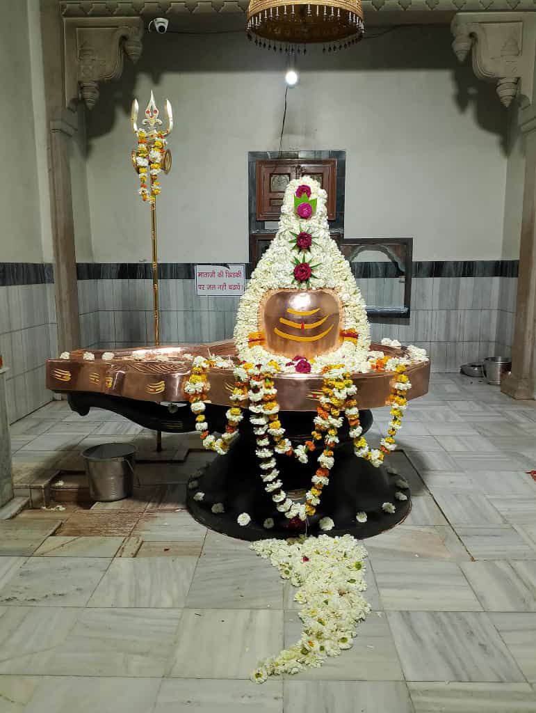 Ummed_07's tweet photo. शिव शंकर की पूजा करो , उनका नाम सच्चा धन है !!
महाशिवरात्रि के इस दिन , बहे जीवन में हर सुख का गान है !!

महादेव की कृपा आप सभी भाई बहनों पर बनी रहे ♥️

महाशिवरात्रि की हार्दिक शुभकामनाएँ ✨
#HarHarMahadev #mhashivratri #bambambhole #mhashivratri #HarHarMahadev #bolebaba #🙏 https://t.co/cpfLlfK1uB