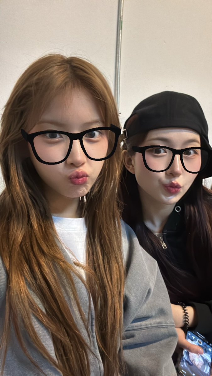 WE_NMIXX's tweet photo. HAPPY HAEWON DAY☀️🥳🎂
나의 웃음버튼 해원언니❕5️⃣랑☀️

#NMIXX #엔믹스
#지우 #JIWOO 
#사랑해_원없이
#OurSunshineHAEWON https://t.co/lpQaB72zpz