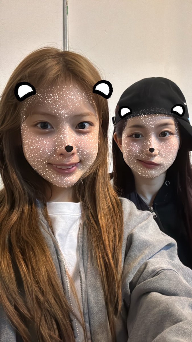 WE_NMIXX's tweet photo. HAPPY HAEWON DAY☀️🥳🎂
나의 웃음버튼 해원언니❕5️⃣랑☀️

#NMIXX #엔믹스
#지우 #JIWOO 
#사랑해_원없이
#OurSunshineHAEWON https://t.co/lpQaB72zpz