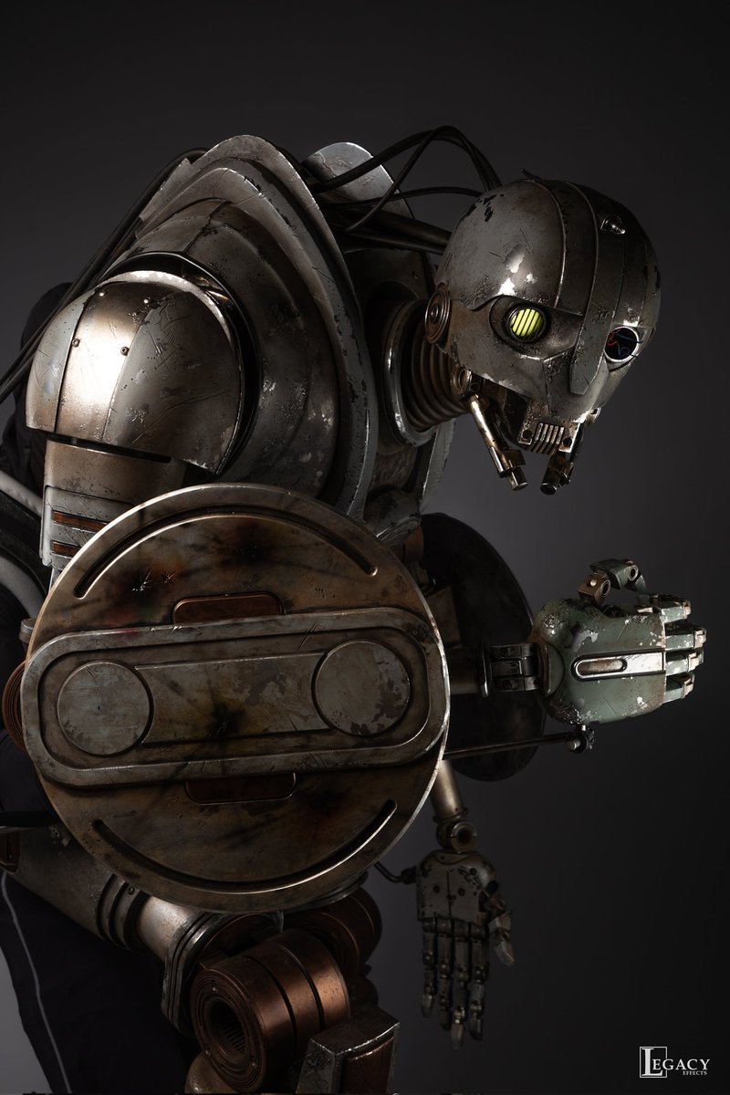 New images of SM-33 from Skeleton Crew. Absolute top tier practical design.