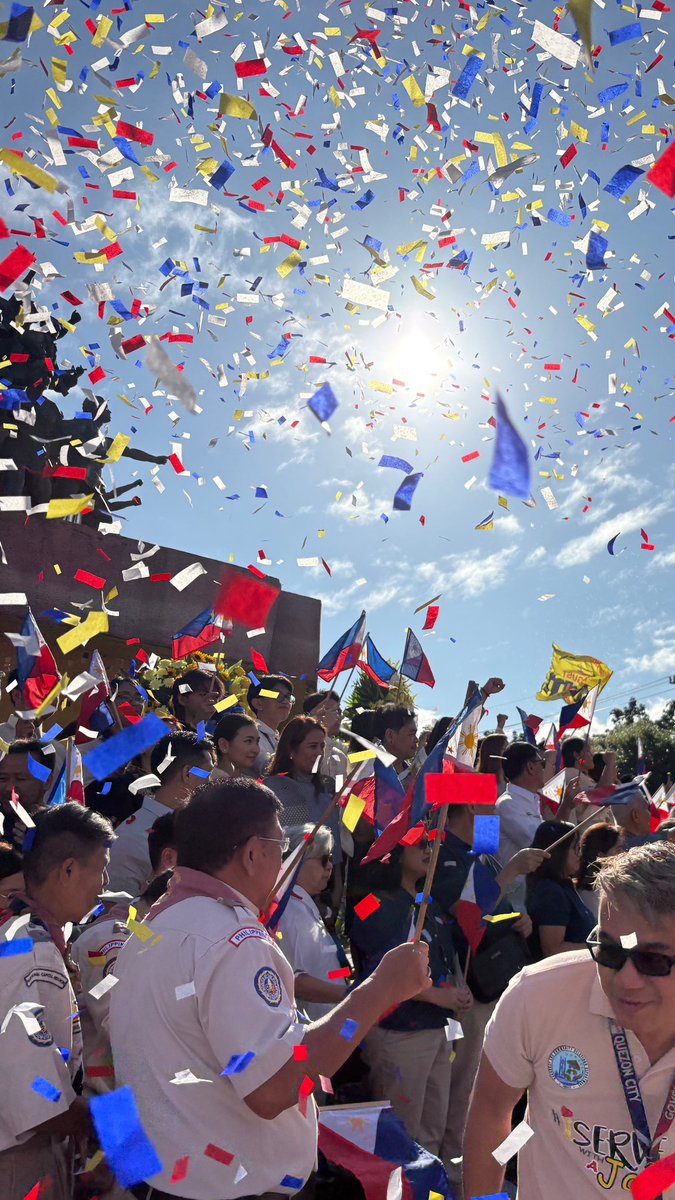 Napansin niyo ba na mas naging makahulugan at matunog ang paggunita ng #EDSA39 ngayon? Walang trolls na maingay, at dahil sa pagtanggal ni BBM nito bilang special non-working holiday, unintentionally niyang ibinalik sa mamamayan ang boluntaryong paggunita nito.