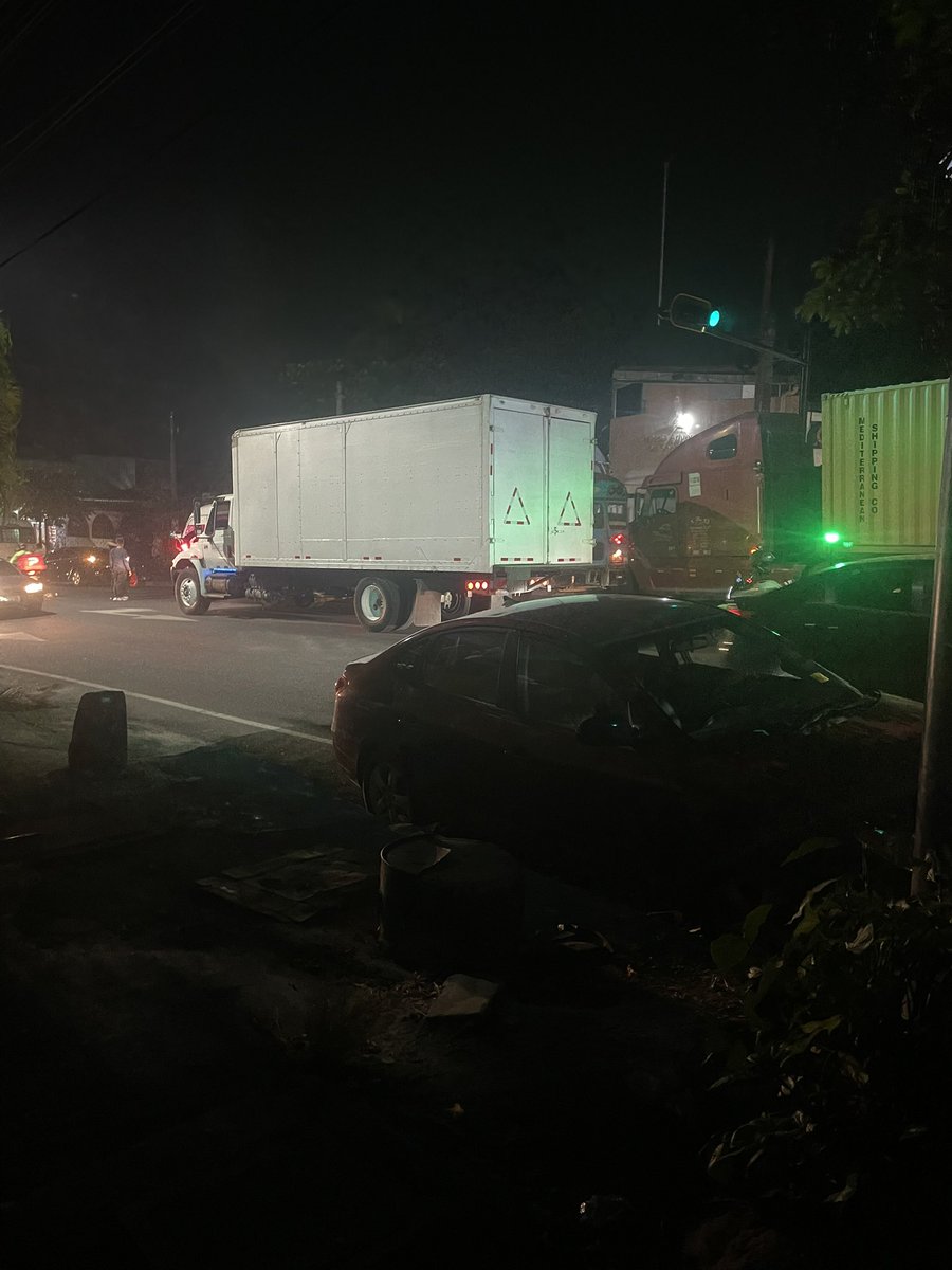 Choy205's tweet photo. @alertux Accidente de tránsito en semáforo de la Coruña 2 y Col. San Fernando entre camión y coaster de la 41G en el carril de Soyapango a Unicentro https://t.co/w3JUXadfQ1