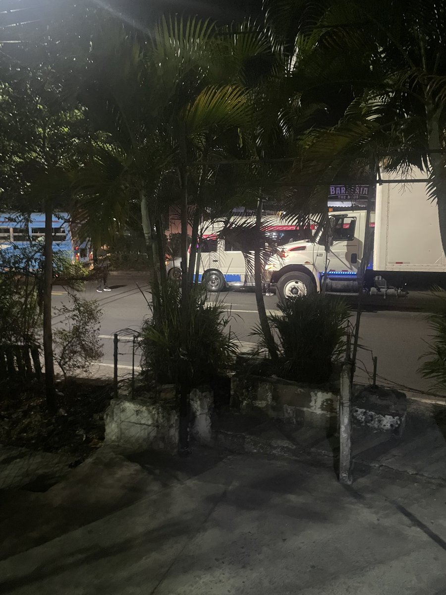 Choy205's tweet photo. @alertux Accidente de tránsito en semáforo de la Coruña 2 y Col. San Fernando entre camión y coaster de la 41G en el carril de Soyapango a Unicentro https://t.co/w3JUXadfQ1
