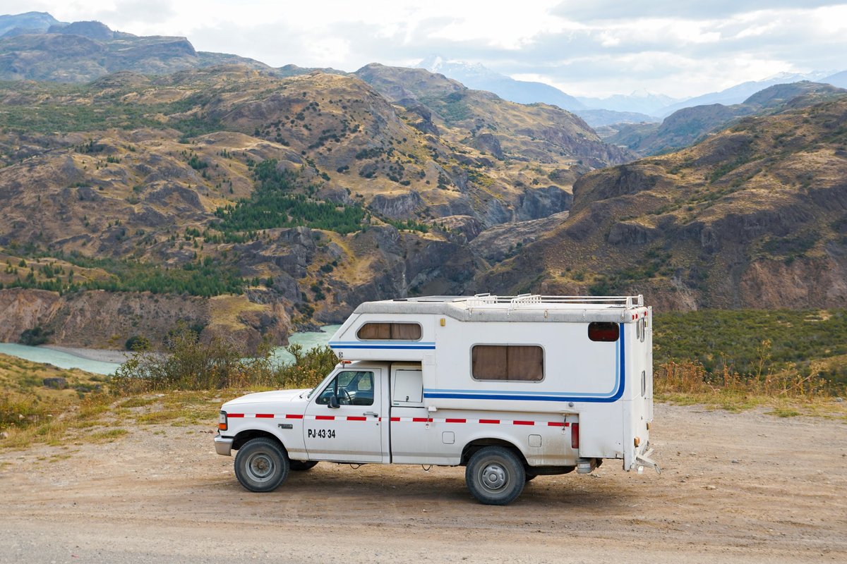 ken_tbdz's tweet photo. このキャンピングカーで
南米旅を続けたい方を募集します！🚚🌎️

急ですが...2年間の南米旅を経て、ここコロンビアでバンライフ旅を終えることにしました。

私たちと同じようにこのキャンピングカーで旅を楽しんでくれる方に引き継ぎたいと思っています。

南米を北から南まで旅をするなら、コロンビアは最高の出発地点です！もちろん僕達が身を持って体験した各国のTipsも全て伝授します。

書類関連の手続きもかんたんです。

ご質問や詳細情報をご希望の方は、お気軽にご連��ください。オンラインでの内覧も可能です。

スペック等詳細はこちらにまとめてます。
https://t.co/hVcis8Gce8

もし周りに少しでも興味ありそうな方がいたら、ぜひシェア＆拡散、何卒よろしくお願いします！🙇‍♂️
