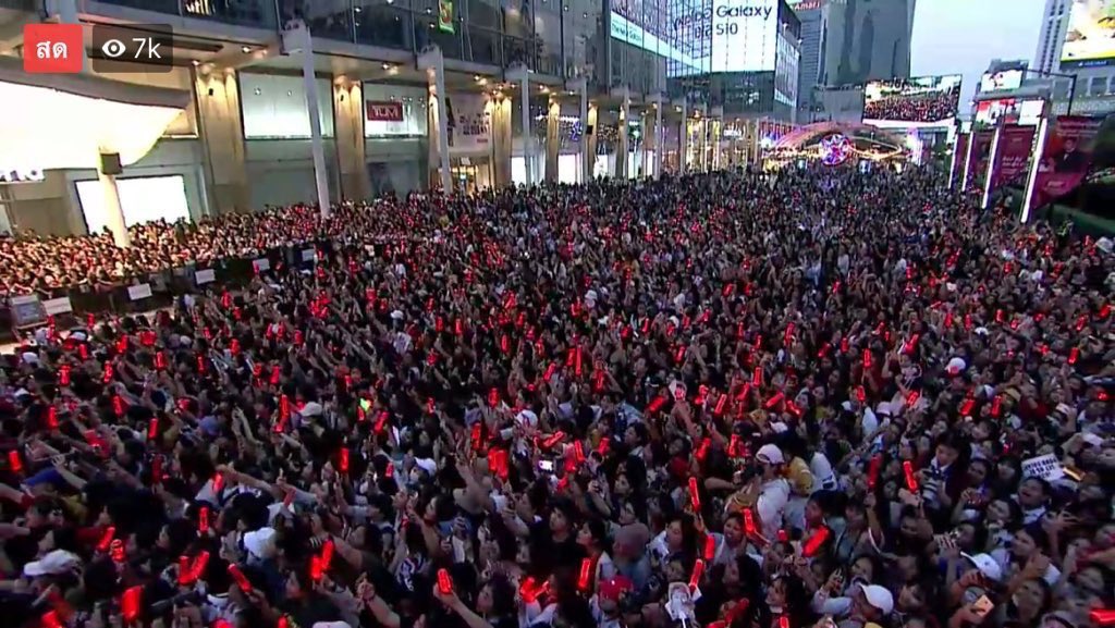 ตากแดดหน้าเซ็นทรัลเวิร์ดตั้งแต่เช้ายัน4ทุ่ม