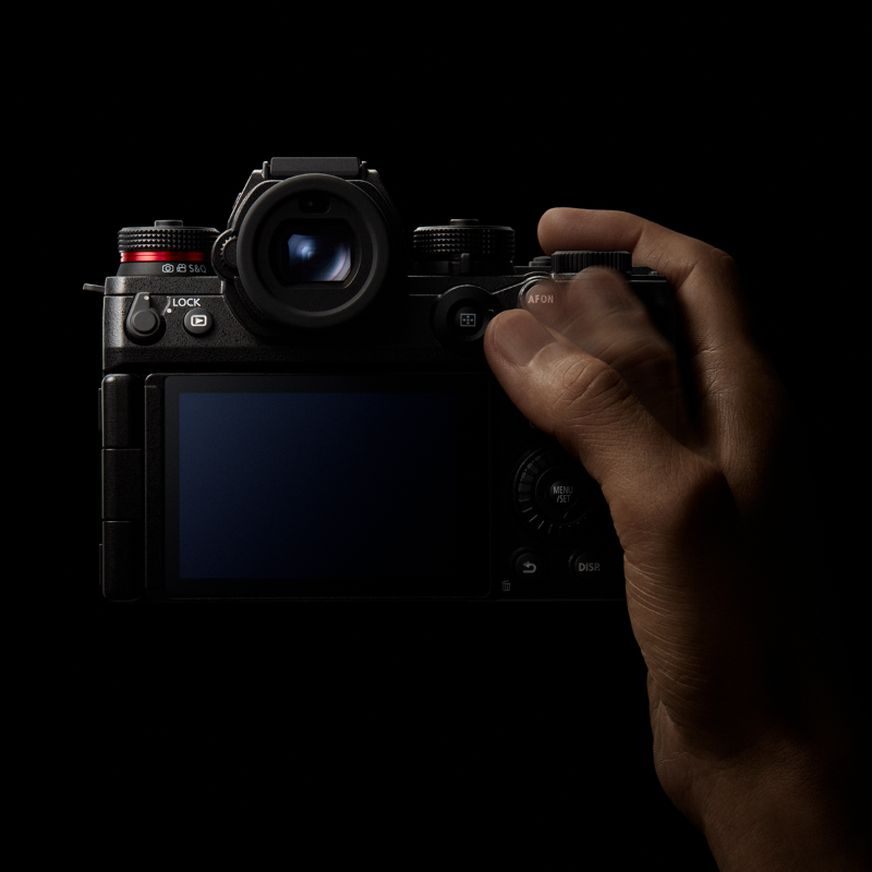 LUMIX_Japan's tweet photo. ＼新商品発表！！／​
LUMIX S1RII登場！​

従来から定評のある美しい描写性能はそのままに、​高解像かつ高速性能を両立。​また8K動画記録も搭載したハイエンドモデルです。​

​詳しくはこちら​​
​
#LUMIXS1RII​
#LUMIXJAPAN