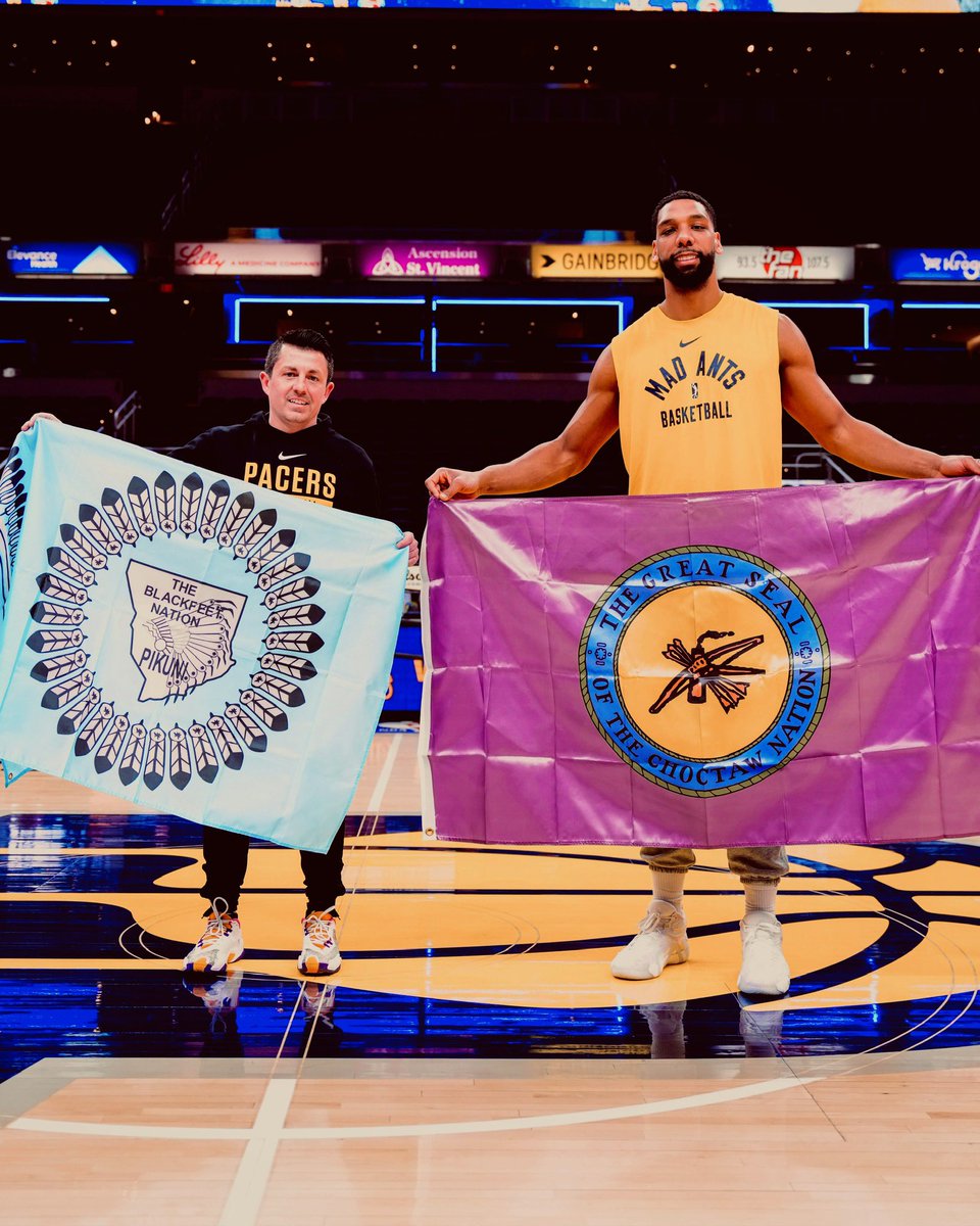 Honored to be gifted a Blackfeet Nation Tribal flag along with <a href="/JahlilOkafor/">Jahlil Okafor</a> and his Choctaw Nation Flag. 🪶👣