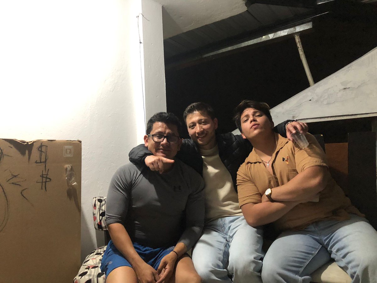 La juventud de ahora miren como termina después de una noche loca
#Fiesta #Carnaval #Ecuador #ecuador2025 #Carnaval2025 #JinxGucciFW25 #ALCH #amistad #AmigosD #locura #MFW