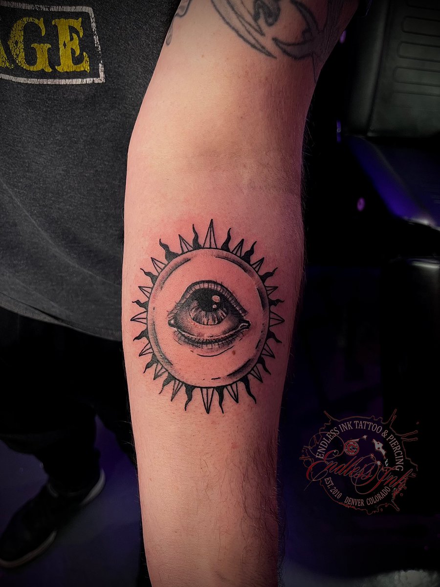 EndlessInk303's tweet photo. Does this eyeball remind you of aliens? 👽 

The way Riley did the sun rays around it too, 
I’d want it like that every single time!!! ☀️💯

https://t.co/rqsvvuckdw https://t.co/udVmfiB37l