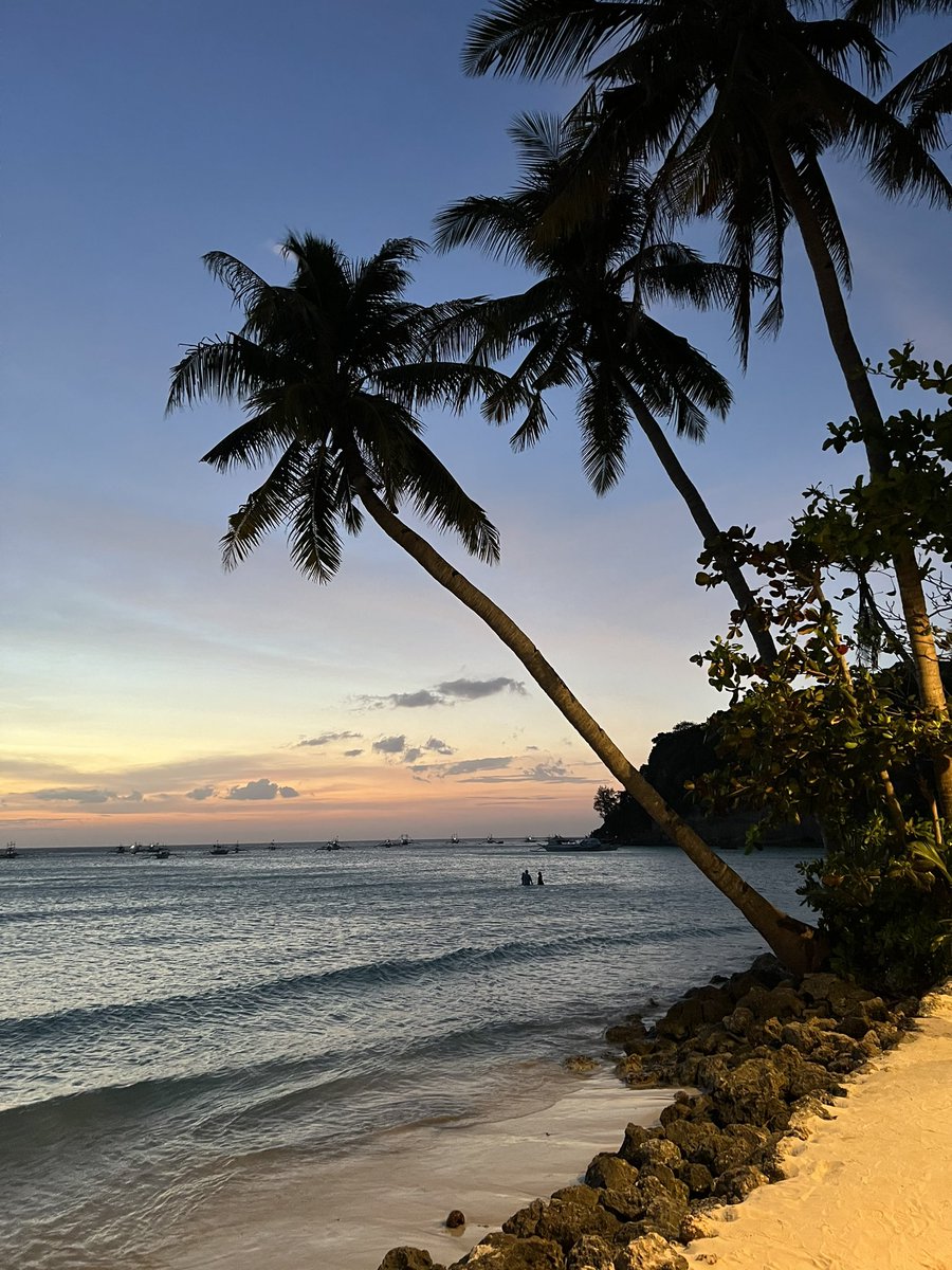 Возможность смотреть такие пейзажи должны быть у каждого на земле, но к сожеоению всех много, а таких мест мало