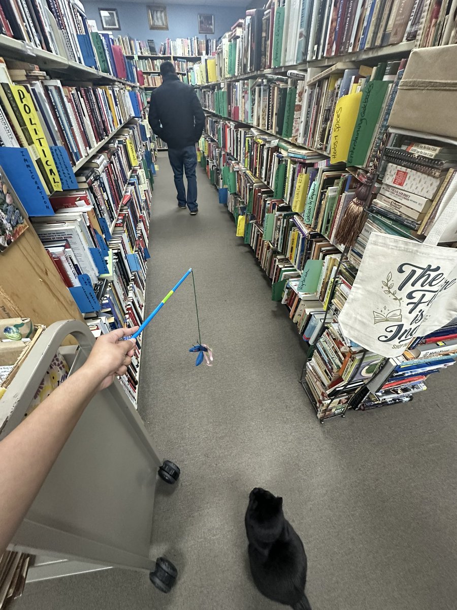 arlcarll's tweet photo. @billedabear Erm??? Is this the same book store I was at a few days ago 😳 https://t.co/HTJ2lgU3eI