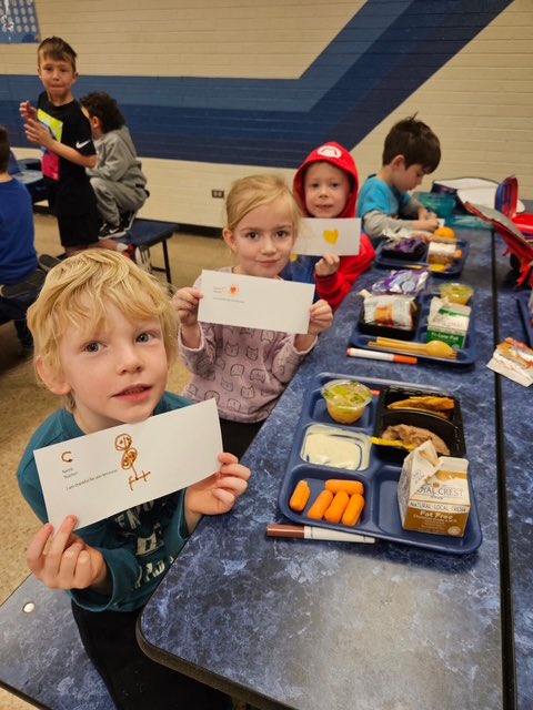 AmberMault's tweet photo. The kindness continues to flow at Longmont Estates! 💙💛 Students took time during lunch to write heartfelt notes of gratitude to our amazing staff. #KindnessMonth #LEESoars #SVVSDkindness@SVVSDsupt @BuchlerSVVSD https://t.co/bu12GbRqKL