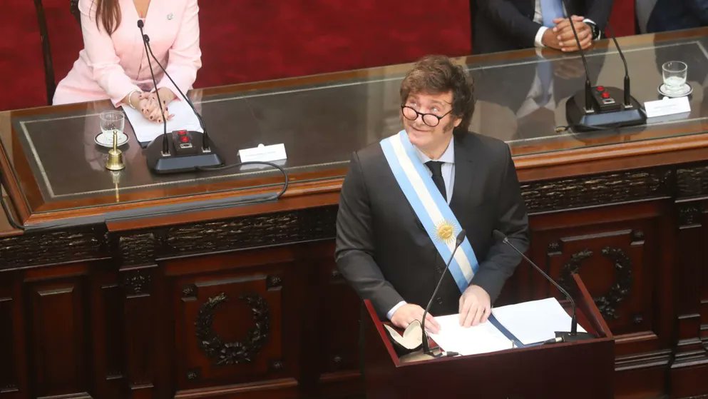Milei no quiere periodistas en la Asamblea Legislativa

Por primera vez en democracia, los fotógrafos no podrán acreditarse para ingresar al Congreso y los periodistas parlamentarios no podrán ocupar los palcos.