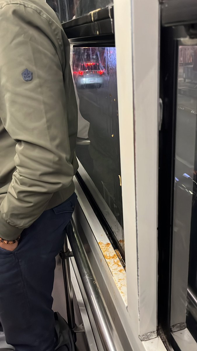 angellogarib's tweet photo. @MetrobusCDMX El camión CISA-1018 viene sucio (alguien vomitó) ahorita va rumbo a indios verdes, lo pueden limpiar? https://t.co/AMop64ps6d