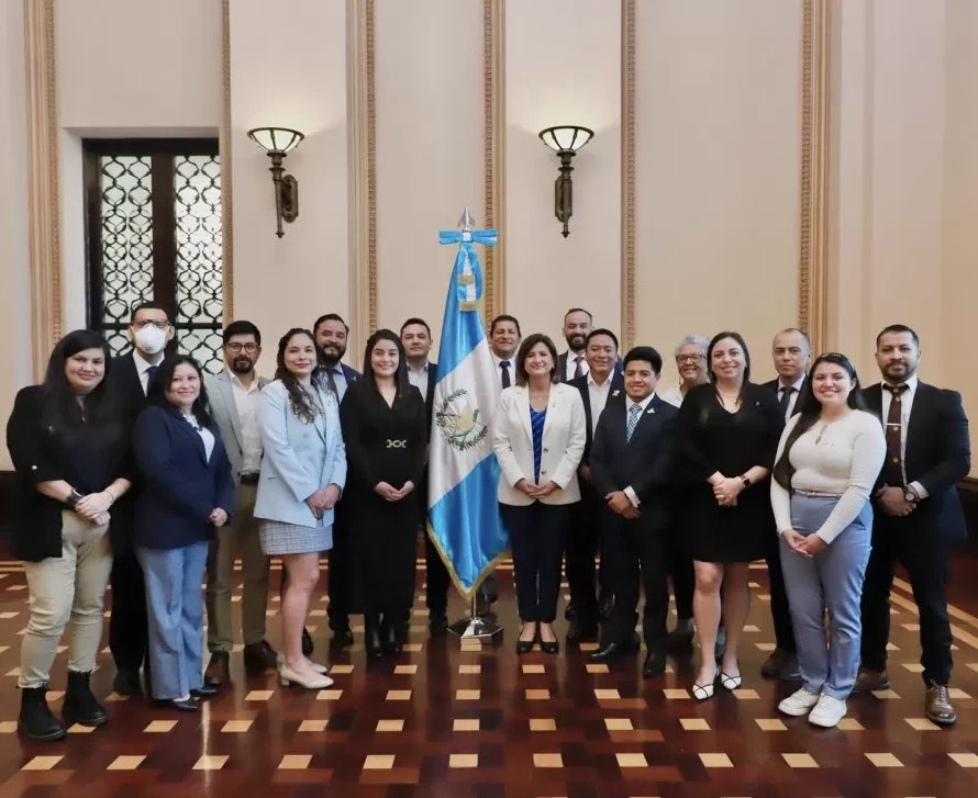 🚨 #URGENTE: Diputados ex Semilla y Sonia Gutiérrez bloquean bono mensual para comadronas y proponen un pago anual mínimo. La decisión ha causado indignación, pues desvaloriza su labor en la salud materna y comunitaria.