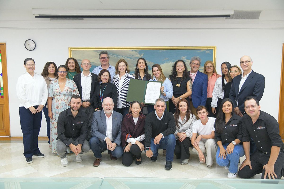 “A veces lo más disruptivo es hacer lo fundamental.” Con esta visión, , <a href="/AndresJRendonC/">Andrés Julián</a>, (<a href="/GobAntioquia/">Gobernación de Antioquia</a>) lanza la Alianza para la Alfabetización Inicial. Un esfuerzo conjunto de gobierno, empresarial, academia, sociedad civil y organismos multilaterales para erradicar la pobreza