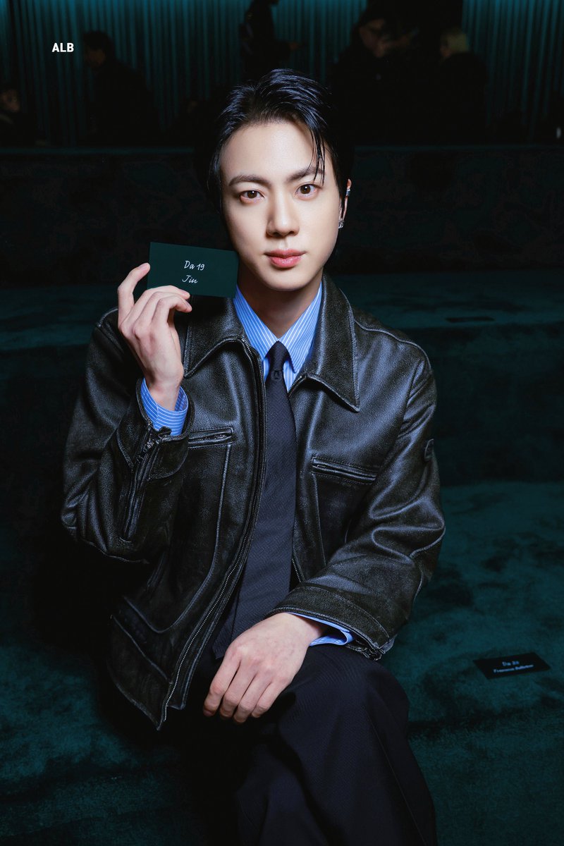 ALittleBraver92's tweet photo. 250225 Gucci

#JinxGucci #구찌 #mfw #GucciFW25 #Gucci
#방탄소년단진 #김석진 #석진 #진 #BTSJIN #JIN 
@gucci https://t.co/TpdocOC9Ot
