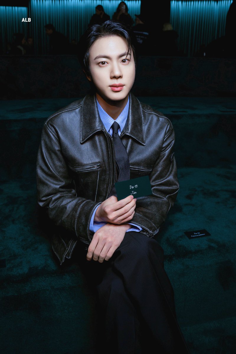 ALittleBraver92's tweet photo. 250225 Gucci

#JinxGucci #구찌 #mfw #GucciFW25 #Gucci
#방탄소년단진 #김석진 #석진 #진 #BTSJIN #JIN 
@gucci https://t.co/nG7w9AG8UO