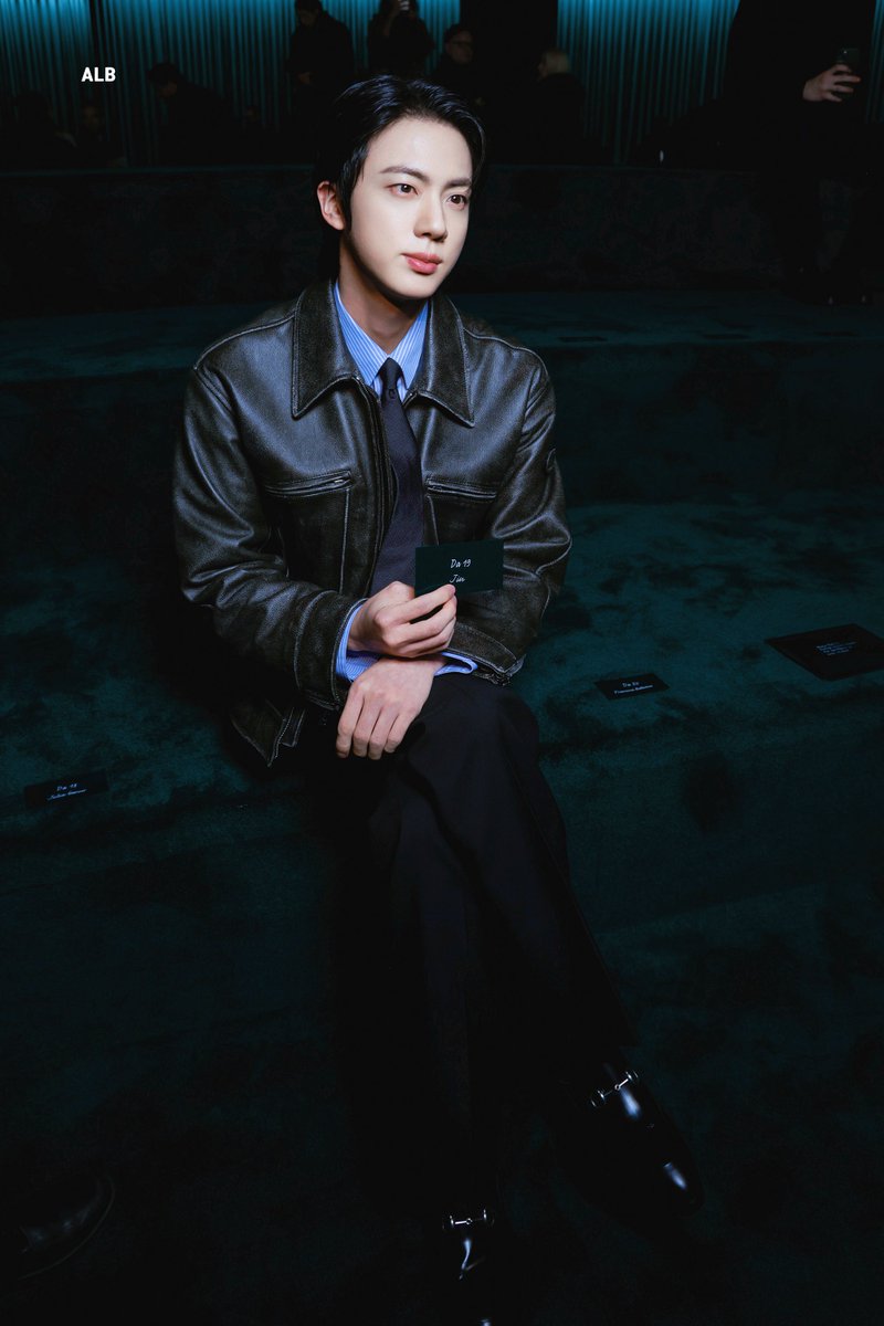 ALittleBraver92's tweet photo. 250225 Gucci

#JinxGucci #구찌 #mfw #GucciFW25 #Gucci
#방탄소년단진 #김석진 #석진 #진 #BTSJIN #JIN 
@gucci https://t.co/nG7w9AG8UO