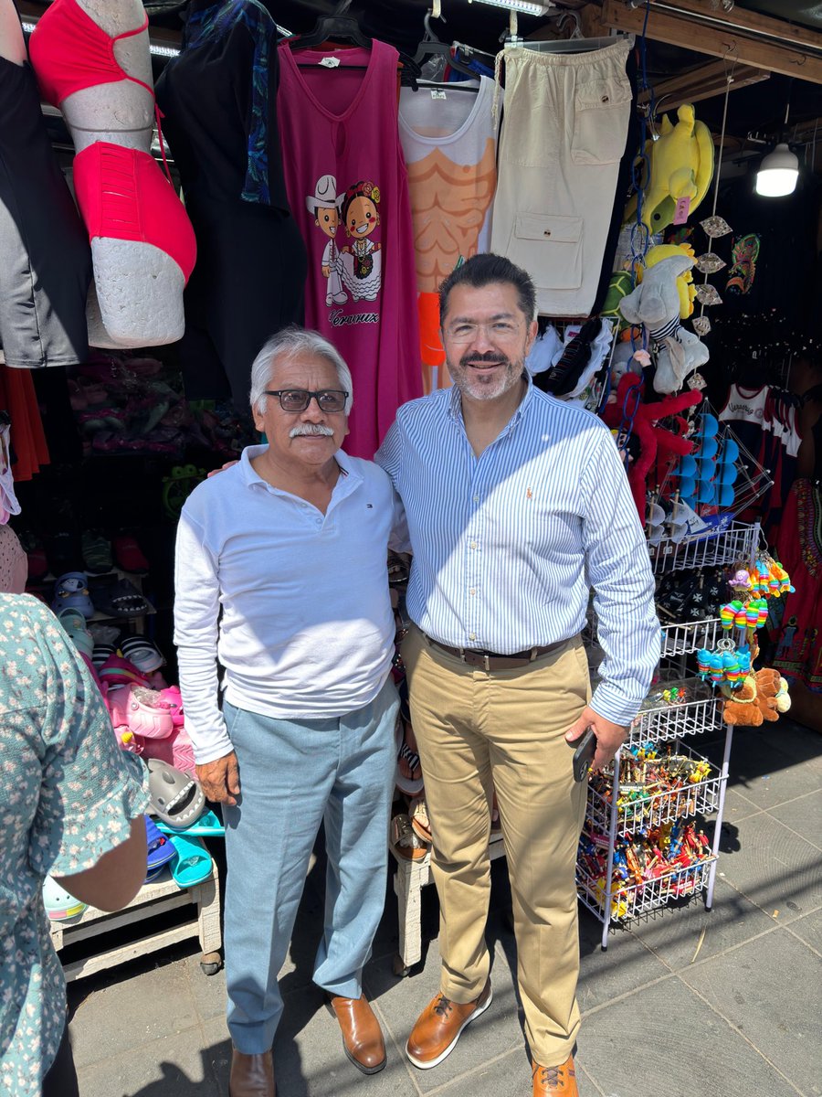 martincapistran's tweet photo. Comentando con los comerciantes del mercado de artesanías del malecón, los avances de la construcción de la plaza de la soberanía, en breve les serán entregados los nuevos locales comerciales. #veracruz #capistran #nuestroveracruz https://t.co/QFl9cI0J77