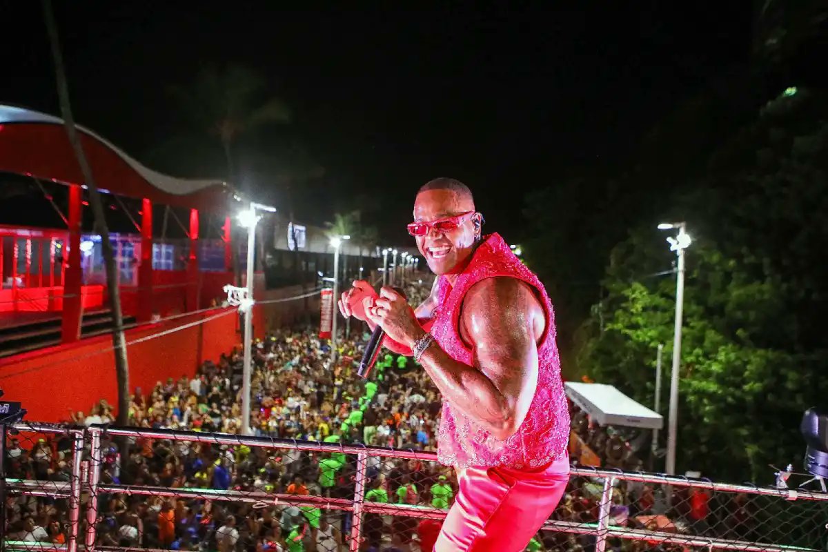 BlogPDNoticia's tweet image. Léo Santana embala legião de foliões durante o Pipoco... blogpdanoticia.blogspot.com/2025/02/leo-sa…
#precarnaval #carnaval #pipoco #leosantana #salvador
