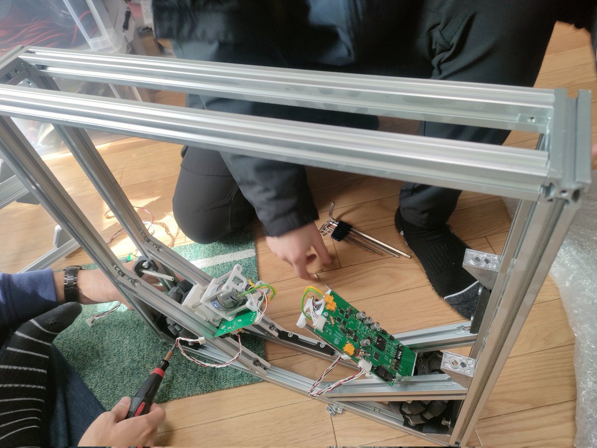 TomoshibiTech's tweet image. 初代の足回りとバイバイしてる