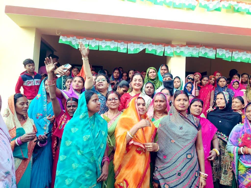 Prabhanshubittu's tweet photo. #नारी_न्याय_संबाद कार्यक्रम के तहत बेगूसराय विधानसभा के विरपुर में @MahilaCongress की राष्ट्रीय अध्यक्ष @LambaAlka जी एवं #Ex_MLA @AmitaBhushan1 दीदी की उपस्थिति में अलका लांबा जी ने स्थानीय महिला जनप्रतिनिधियों के साथ सहज एवं सरल संवाद स्थापित की ।।
@MahilaCongress @BiharPMC https://t.co/qLdzbbet27