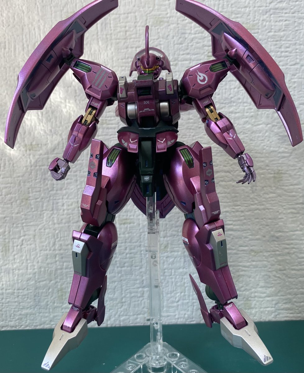 w1lPey1ORsD2TAq's tweet photo. 今年3番目
HG ダリルバルデ　完成しました。
外装はメタルパープルからメタルピーチその上にアメジストパープル　光沢仕上げ
フレームは艶消し仕上げ　ガンダムデカールを貼り付けました。光の角度によりピンクに見えたり紫に見えたりします。
#ガンダム
#ガンプラ
#ガンダム好きと繋がりたい https://t.co/AdR4D2bPAo