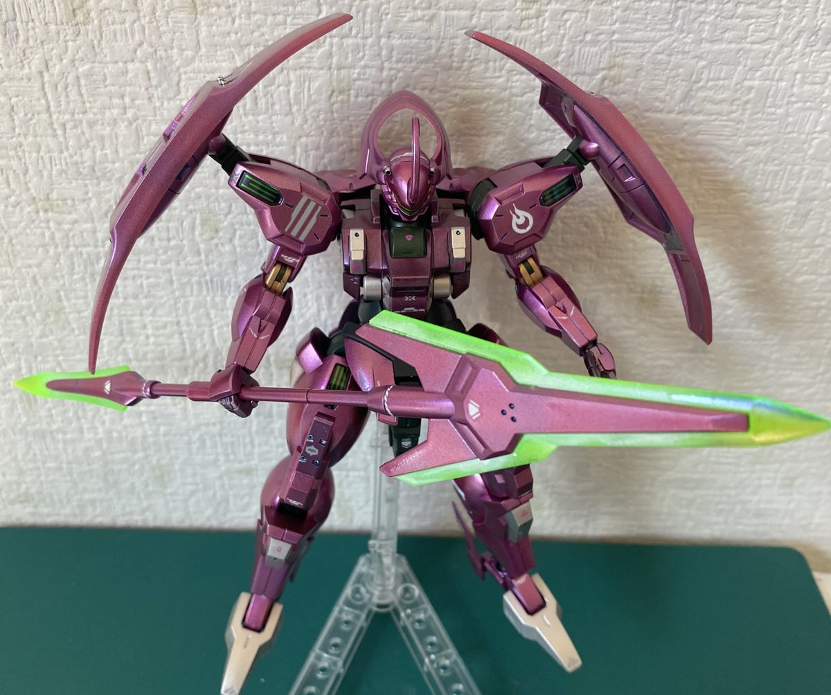 w1lPey1ORsD2TAq's tweet photo. 今年3番目
HG ダリルバルデ　完成しました。
外装はメタルパープルからメタルピーチその上にアメジストパープル　光沢仕上げ
フレームは艶消し仕上げ　ガンダムデカールを貼り付けました。光の角度によりピンクに見えたり紫に見えたりします。
#ガンダム
#ガンプラ
#ガンダム好きと繋がりたい https://t.co/AdR4D2bPAo