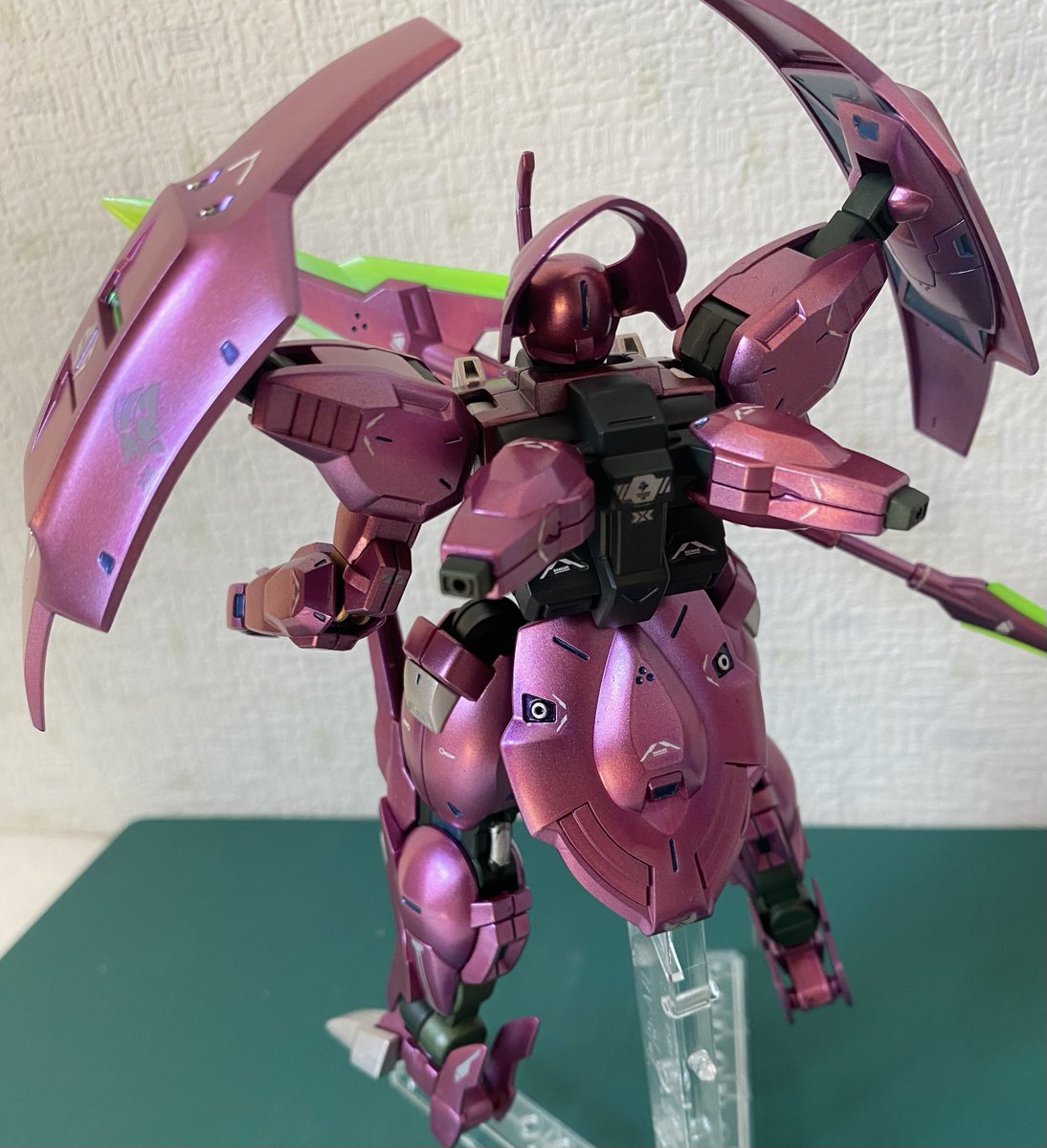 w1lPey1ORsD2TAq's tweet photo. 今年3番目
HG ダリルバルデ　完成しました。
外装はメタルパープルからメタルピーチその上にアメジストパープル　光沢仕上げ
フレームは艶消し仕上げ　ガンダムデカールを貼り付けました。光の角度によりピンクに見えたり紫に見えたりします。
#ガンダム
#ガンプラ
#ガンダム好きと繋がりたい https://t.co/AdR4D2bPAo