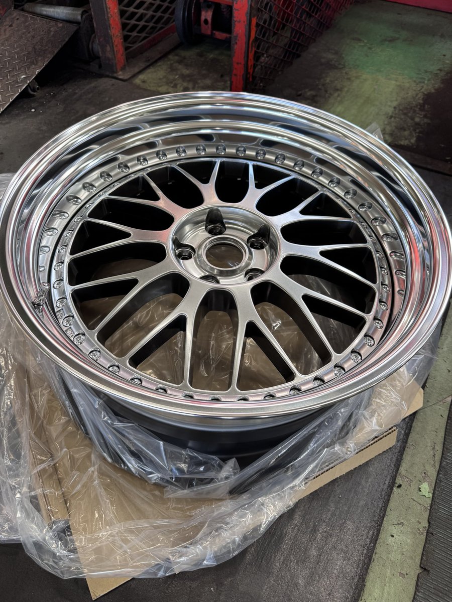 tiregarden_in's tweet photo. 先日入荷したworkのジスタンスw10mにENVigorを10Jに 245/35-20 を組みました(#´ᗜ`#)ニコニコ
インナーリムブラックは良いで��ね(ૢ˃ꌂ˂⁎)
車両に付け次第またUPします(ノ˶>ᗜ<˵)ノ
#タイヤガーデン浜松インター #yokohama
#workwheel #ENVigor #タイヤ https://t.co/l6MAHXGTSn