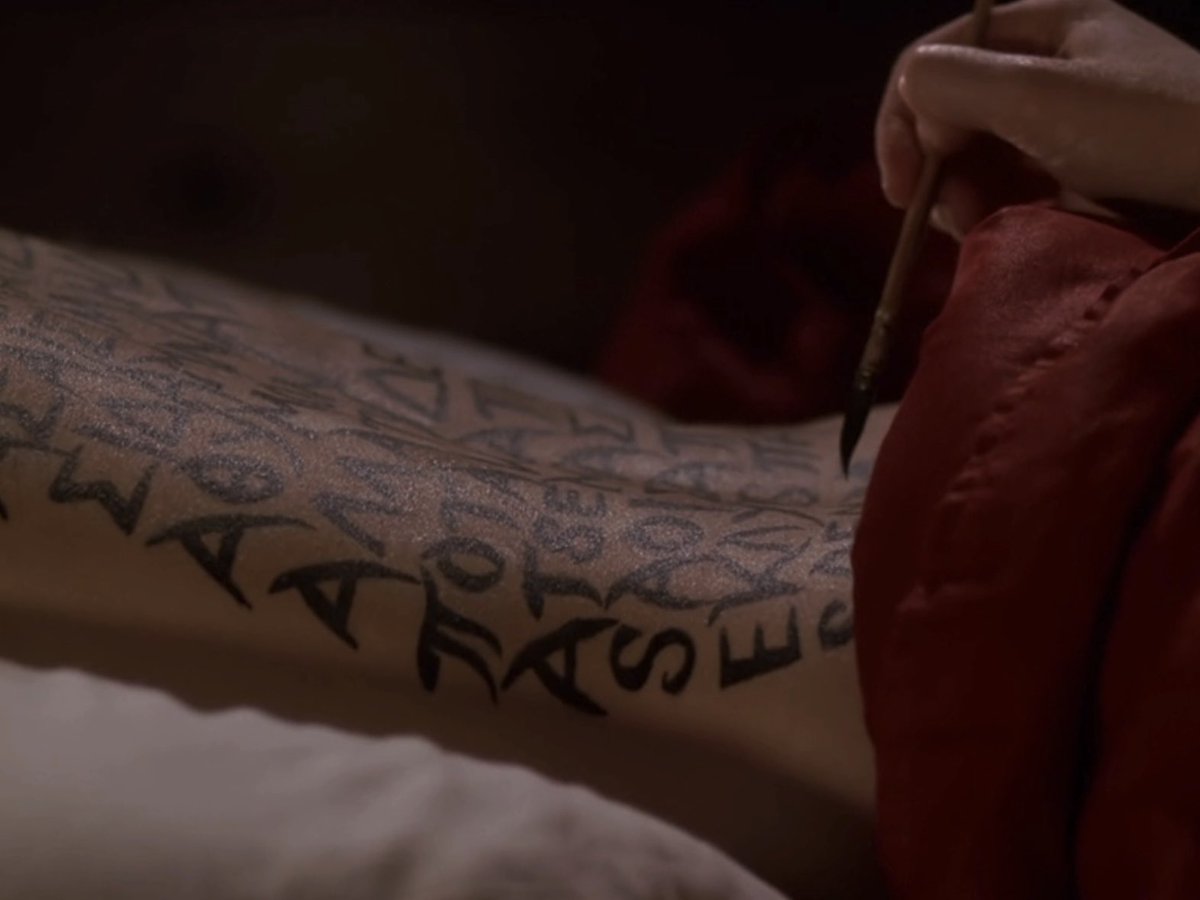 tillowarchive's tweet image. willow painting the beginning of “ode to aprohodite” by sappho on tara’s back