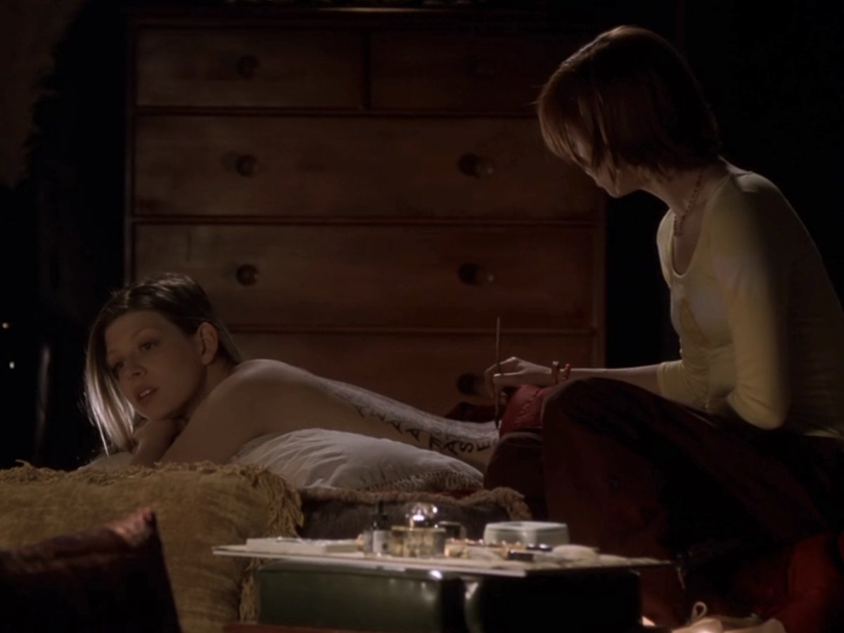 tillowarchive's tweet image. willow painting the beginning of “ode to aprohodite” by sappho on tara’s back