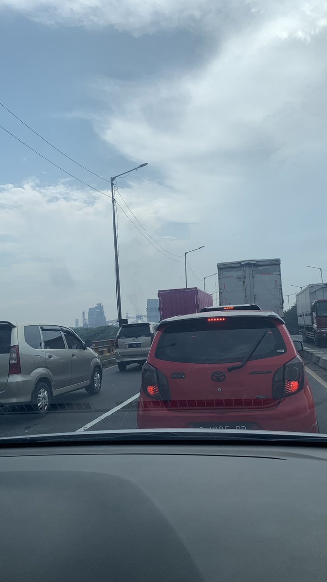 rizkatazky's tweet photo. jembatan layang merambat https://t.co/OPK2vSKqsJ