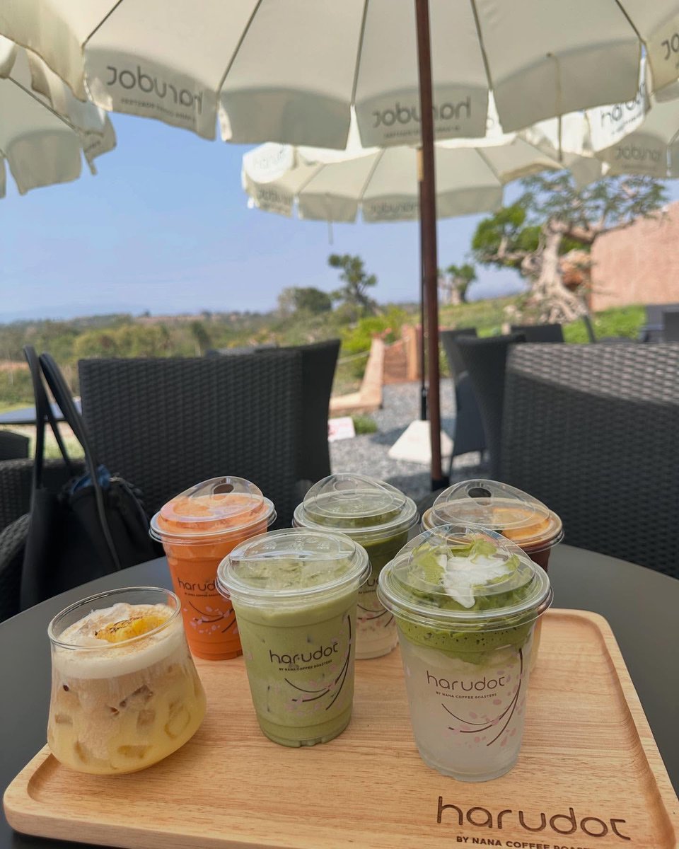 Harudot Cafe เขาใหญ่ 📍

สาขาล่าสุดของ Harudot เปิดใหม่ที่เขาใหญ่ พื้นที่กว้างขวาง ตกแต่งสวยงาม มีมุมถ่ายรูปเยอะมาก เมนูแนะนำต้องนี่เลย "ลาเต้ข้าวโพดหวาน" หวานหอม รสชาติเข้ากันได้ดี เมนูนี้มีเฉพาะสาขานี้เท่านั้นนะ 🌽☕🥛

⏰9.00-18.00 น.
🚗มีที่จอดรถ

<a href="/CAFETELLER/">cafeteller • คาเฟ่ดีเราบอกต่อ</a> 
#BaristaTH