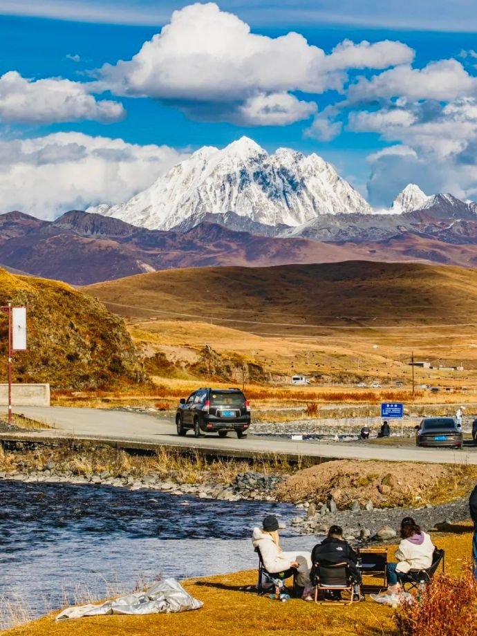 GanziChina's tweet photo. Spring’s here, and the ice in Gunong Village is melting into pure magic! Golden meadows popping up from the snow, soaking up the sun, with Yala Mountain standing tall in the distance watching over.
#Spring #Ganzi #GunongVillage #YalaMountain #SichuanTravelinSpring #travel https://t.co/014EJkpaOQ