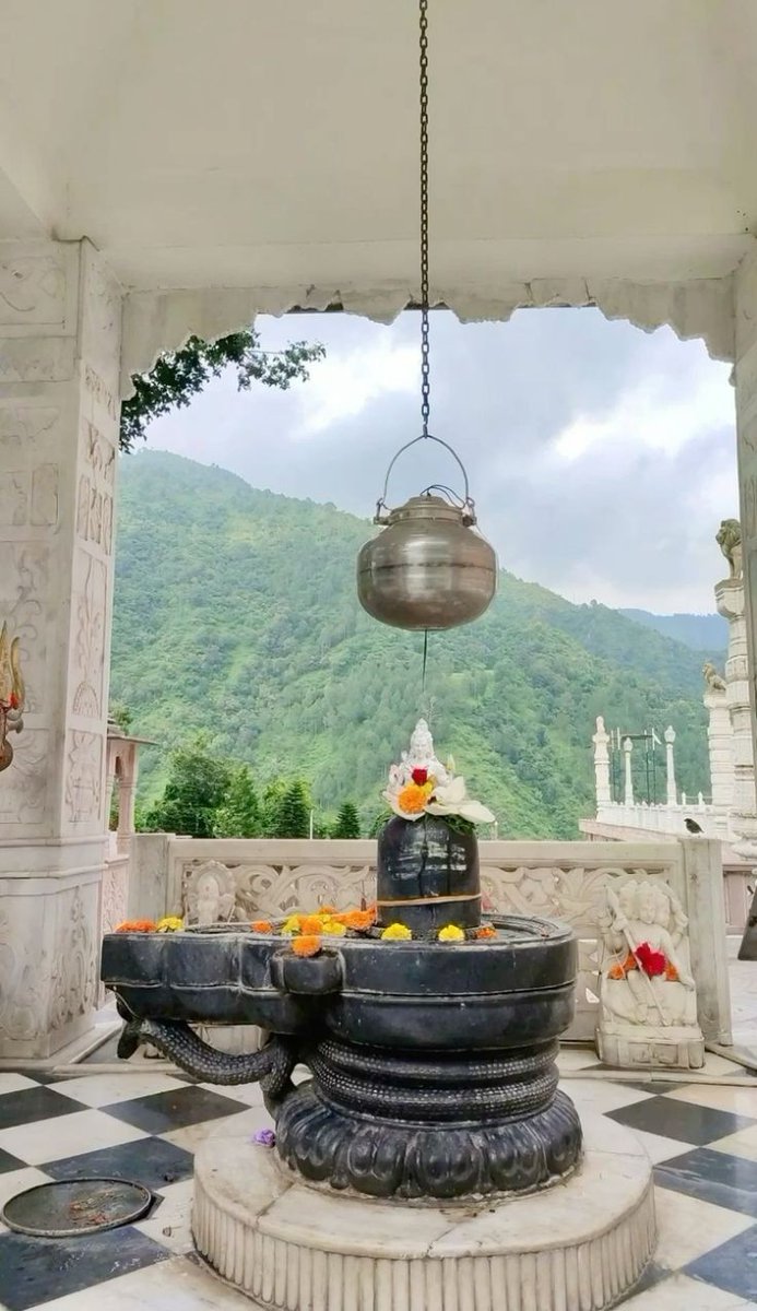 महाशिवरात्रि की हार्दिक शुभकामनाएँ! 
भगवान शिव की कृपा से आपके जीवन में सुख, शांति और समृद्धि बनी रहे।

हर हर महादेव! ॐ नमः शिवाय!

#Mahashivratri2025