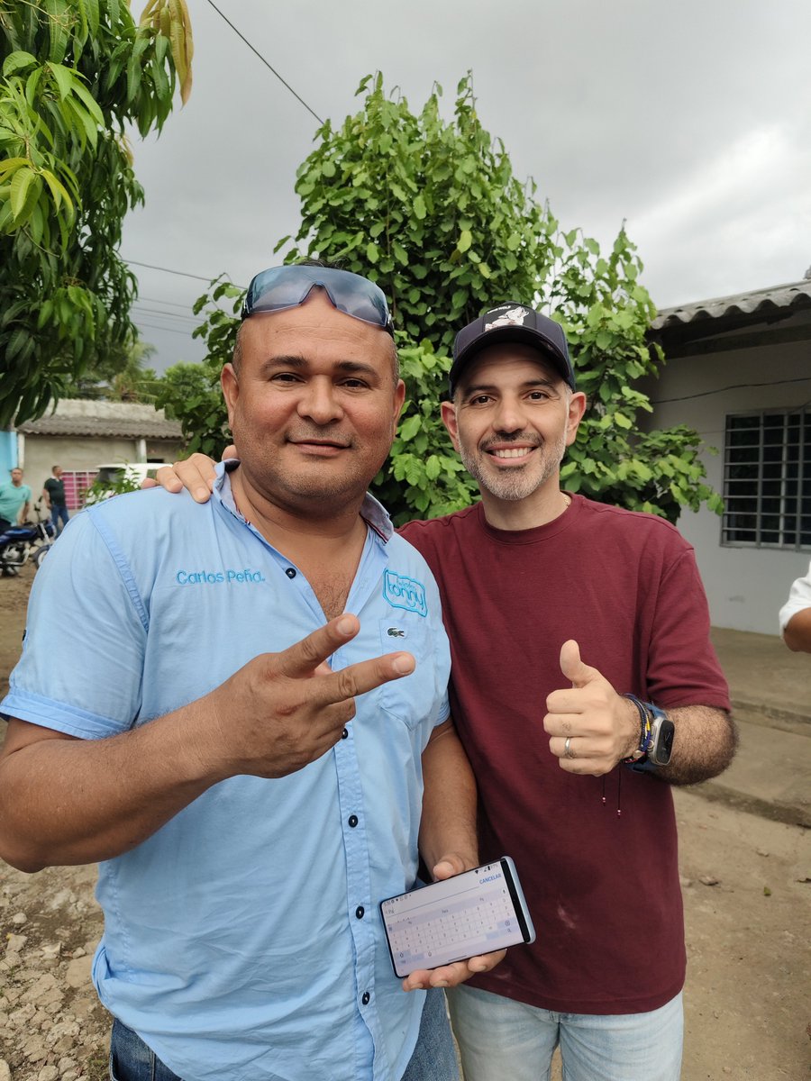 CarlosPElCholo's tweet photo. #DandoLidia con #PapiEdgardo en la #Comuna6 Ji je ño 👊 https://t.co/KiOO9Ct1J8