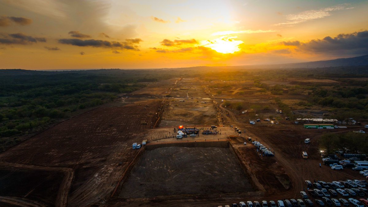 El diseño del proyecto es sostenible con un enfoque del manejo eficiente del agua, energía y los desechos sólidos. Durante la construcción se implementarán varias medidas de mitigación ambiental: 

✅ Instalación de barreras para controlar los sedimentos y evitar la contaminación