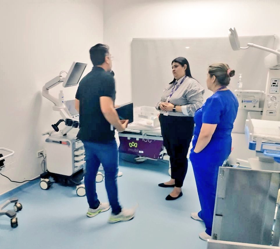 DPManabiSalud's tweet photo. Desde el territorio fortalecemos la atención a la ciudadanía.
La autoridad de @Salud_CZ4 @DraAuraLopez junto a su equipo supervisó la noche de este martes, la operatividad de los servicios en el @HospitalDavila, entre ellas:
Emergencia
Hospitalización
Farmacia 
#ElNuevoEcuador https://t.co/iq2YlOKTQP
