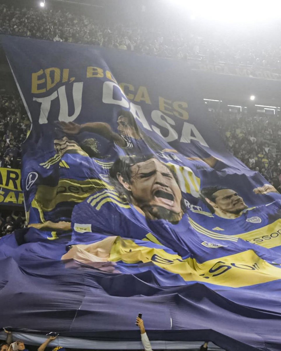 RECORDEMOS QUE LE HICIERON UNA BANDERA GIGANTE A CAVANI, CERO TÍTULOS DESDE QUE LLEGÓ AL CLUB