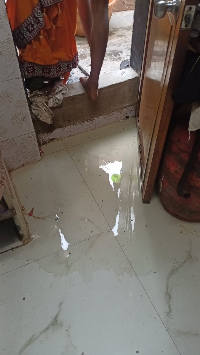 HarshSaraf29's tweet photo. भगत ��िंग नगर २ येथे वारंवार BMC मध्ये तक्रार देऊन सुद्धा दखल न घेतल्यास आज लोकांना हा प्रसंग बघावा लागत आहे , लोकांना च्या घरात गटार च पाणी घुसलं आहे @mybmc @mybmcWardPS  फक्त फुकट चा पगार घेणार का लोकांची काम पण करणार!! https://t.co/XxGYugay5c