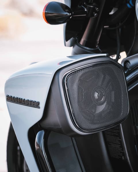 indian_japan's tweet photo. 新しい #RoadmasterPowerPlus には、ロングライドをさらに快適にするアクセサリーが数多くラインアップされています。
-パワーバンドオーディオ
-ライダーフロアボード
-パッセンジャーアームレスト
さあ、快適さとパワーを手に、新たな旅へ出よう!
https://t.co/VyIaQuBB5i https://t.co/iCdUAJRmzr