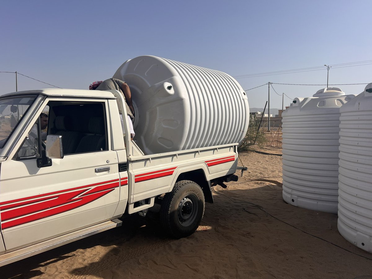 على بركة الله توزيع الدفعه الاولى من الخزانات للمستفيدين  وتركيبها