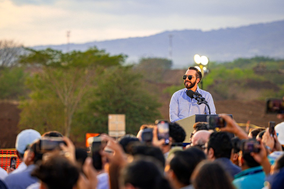 Estamos realizando una inversión histórica en la zona oriental de El Salvador de $1,424.8 millones:

✅ $400 millones, Puerto de La Unión
✅ $160 millones, Periférico Gerardo Barrios
✅ $386 millones, Aeropuerto del Pacífico 
✅ $11 millones, puente San Antonio, San Miguel 
✅